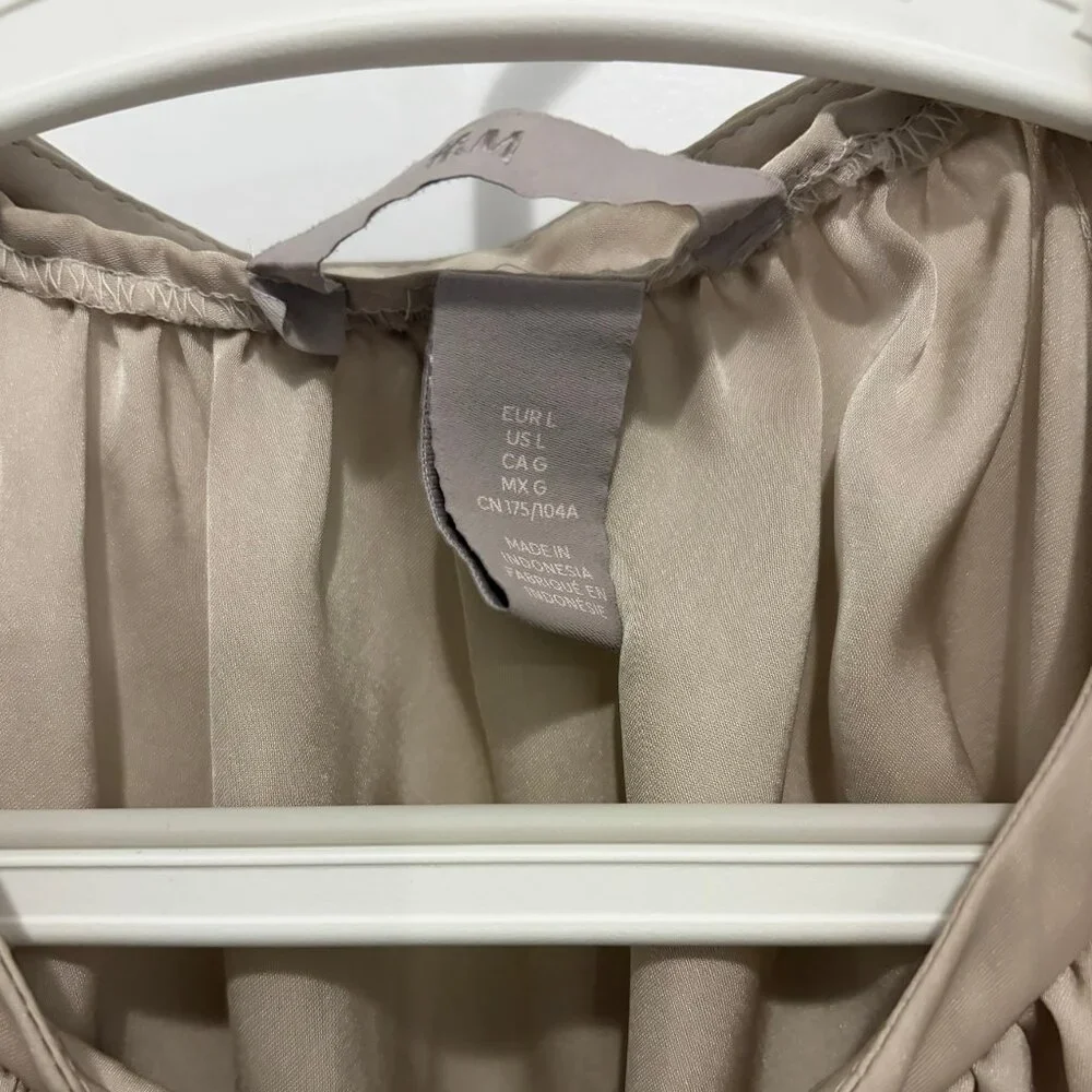 H&M Flowy Tie-Neck Blouse - Picture 3 of 7